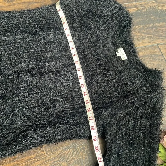 Soft cozy fuzzy sweater - Picture 5 of 6